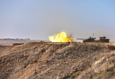 Donetsk Reg, Ukrayna - Okt 12, 2018: Askeri teçhizat bir askeri eğitim zemin, karmaşık taktik çalışmaları sırasında çeşitli askeri kuvvetlerinin Donetsk bölgesi kıyı alan savunma