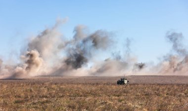 Donetsk Reg, Ukrayna - Okt 12, 2018: Askeri teçhizat bir askeri eğitim zemin, karmaşık taktik çalışmaları sırasında çeşitli askeri kuvvetlerinin Donetsk bölgesi kıyı alan savunma