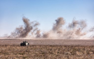 Donetsk Reg, Ukrayna - Okt 12, 2018: Askeri teçhizat bir askeri eğitim zemin, karmaşık taktik çalışmaları sırasında çeşitli askeri kuvvetlerinin Donetsk bölgesi kıyı alan savunma