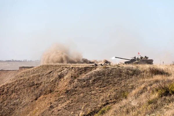 Reg ドネツク ウクライナ 2018 Okt 軍事機器軍事訓練の地面で複雑な戦術的な演習中に多様な軍隊に ドネツク地方沿岸の防衛のための — ストック写真