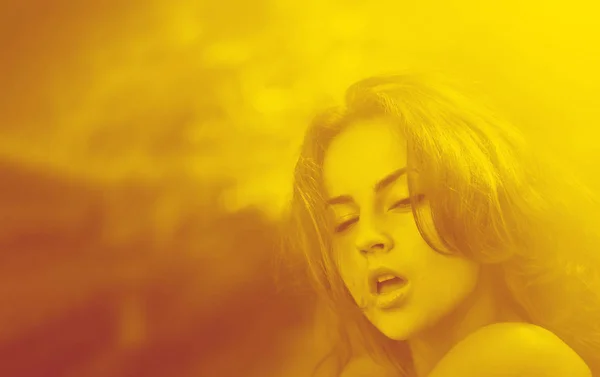 Retrato Amarelo Vermelho Duotone Uma Jovem Mulher Emocional Contra Fundo — Fotografia de Stock