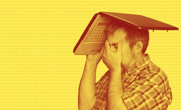 数字世界的概念 双色调黄色红色图像 计算机问题 中年压力男子膝上型电脑头 — 图库照片