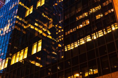 New York, ABD - 03 Mayıs 2016: New York City sokaklarında geceleri. Işıklar ve gölgeler NYC. 