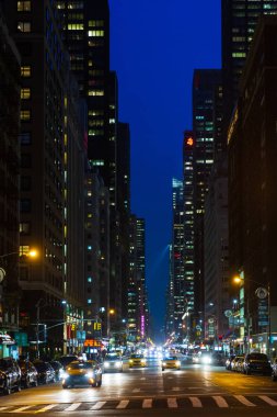 New York, ABD - 03 Mayıs 2016: New York City sokaklarında geceleri. Işıklar ve gölgeler NYC. Işıklar gece Manhattan sokaklarında reklam.