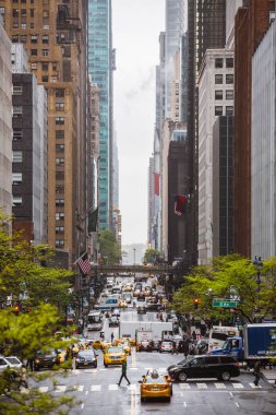 New York, ABD - 03 Mayıs 2016: W 42 street NYC. Manhattan modern mimari. Manhattan New York şehrinin beş boroughs en yoğun nüfuslu olduğunu