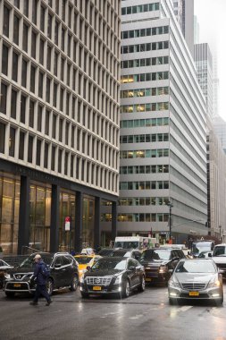 New York, ABD - 03 Mayıs 2016: Sokakları ve Manhattan modern mimari. Manhattan New York şehrinin beş semtleri en yoğun doldurulur. Bir yaya geçidi, karşıya insanlar
