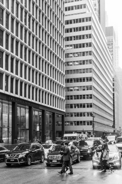 New York, ABD - 03 Mayıs 2016: Sokakları ve Manhattan modern mimari. Manhattan New York şehrinin beş semtleri en yoğun doldurulur. Bir yaya geçidi, karşıya insanlar