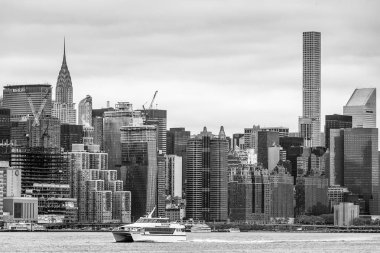 New York, ABD - 05 Mayıs 2016: siyah beyaz görünümü Midtown Manhattan siluetinin panoramik Chrysler Binası ile bulutlu bir günde. Doğu Nehri üzerinde Brooklyn görünümünden