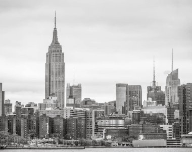 New York, ABD - 05 Mayıs 2016: siyah beyaz görünümü Midtown Manhattan Skyline Empire State Binası ile. Doğu Nehri üzerinde Brooklyn görünümünden