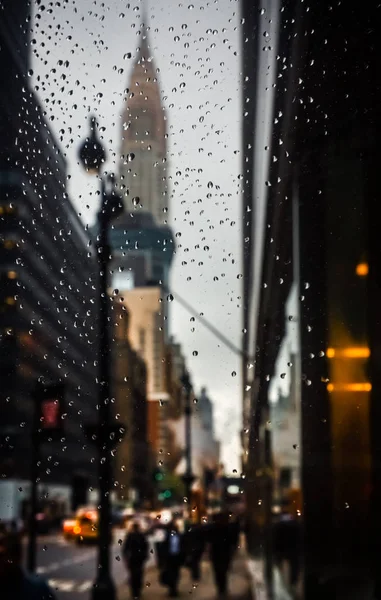 Chrysler Building Einem Bewölkten Abend Verschwommener New Yorker Straßenhintergrund Mit — Stockfoto