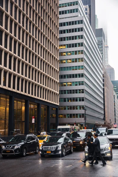 New York, ABD - 03 Mayıs 2016: Sokakları ve Manhattan modern mimari. Manhattan New York şehrinin beş semtleri en yoğun doldurulur. Bir yaya geçidi, karşıya insanlar