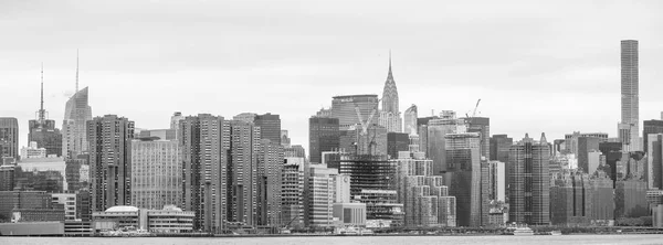 美国纽约 2016 视图曼哈顿天际线全景与克莱斯勒大厦在阴天的时候 从布鲁克林跨越东河的视图 — 图库照片
