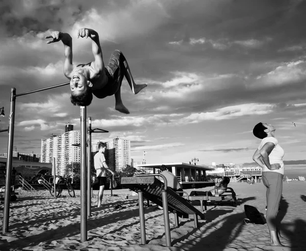 美国纽约 2017年9月22日 纽约市康尼岛海滩的黑白图像 一群年轻人在沙滩上做体育锻炼 — 图库照片