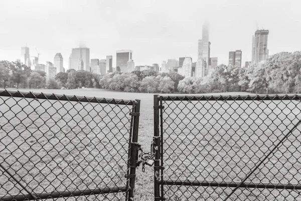 Чорно Біле Зображення Закриті Гейтса Центрального Парку Нью Йорка Манхеттен — стокове фото