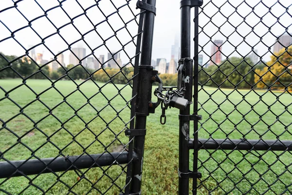 Zárt Kapuk New York City Central Park Manhattan Látképének Felhőkarcolók — Stock Fotó