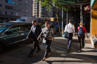New York, ABD - 22 Eylül 2016: New York ve New Yorklu. Manhattan sokak sahne. New York City sokaklarında Amerikalılar