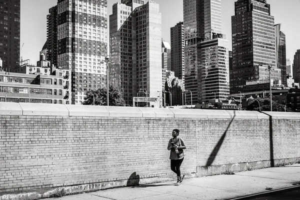美国纽约 2017年9月23日 曼哈顿街头场景 有手机的黑人年轻妇女站在纽约曼哈顿街道上的黄砖栅栏附近 — 图库照片
