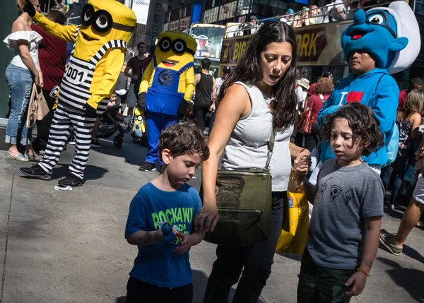 ニューヨーク アメリカ合衆国 Sep 2017 マンハッタンのストリート シーン 新しい市民と観光客が彼らのビジネスについて急いで ウォーキングやニューヨークのタイムズ スクエアでリラックス 児の母 — ストック写真