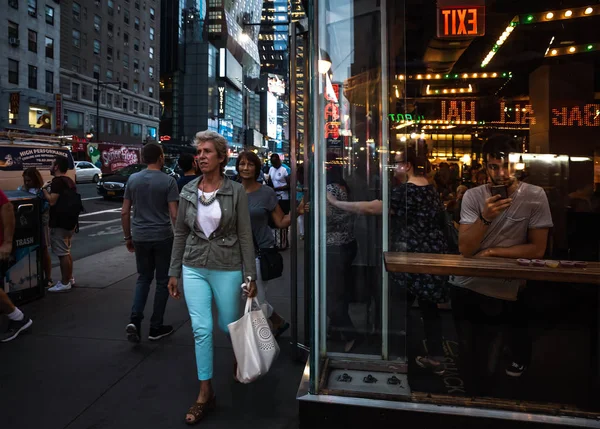 美国纽约 2016年9月20日纽约和纽约 曼哈顿街的场景 在纽约街头的美国人晚上时间 — 图库照片