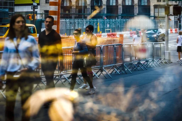 美国纽约 2017年9月16日 抽象在纽约市街道上的灯光 阴影和倒影的柔和聚焦图像 曼哈顿街的场景 纽约街头的美国人 — 图库照片