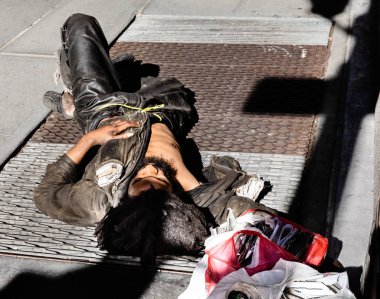 New York, Amerika Birleşik Devletleri - 23 Eylül 2017: Manhattan sokak sahne. Evsiz bir adam Manhattan, Nyc sokaklarında uyur