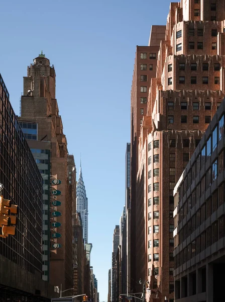 New York, Amerika Birleşik Devletleri - 23 Eylül 2017: Manhattan sokak sahne. Chrysler Binası ve manhattan modern mimari. Manhattan Nyc beş semtleri en yoğun nüfuslu olduğunu
