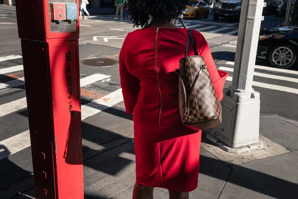 Нью Йорк Сша Вер 2017 Манхеттен Вулиці Сцени Жінка Червоній — стокове фото