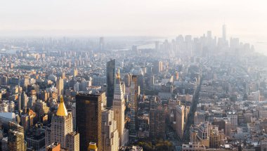 New York, ABD - Eylül 17, 2017: 5th Avenue, Broadway ve güneş ışığında Flatiron Binası. Manhattan midtown ve Empire State Binası üstten Bakınlan şehir. Kuşlar göz görünümü görüntü