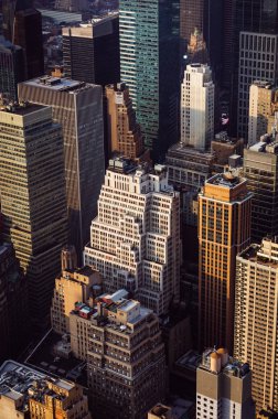 New York, ABD - Eylül 17, 2017: Sokakları ve Manhattan'ın çatı. New York'un Manhattan midtown Empire State Binası yukarıdan izlendi. Kuş görünümü göz