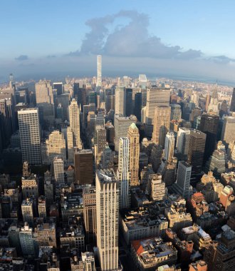 New York, ABD - Eylül 17, 2017: Sokakları ve Manhattan'ın çatı güneş ışığında. New York'un Manhattan midtown Empire State Binası yukarıdan izlendi. Kuş görünümü göz