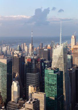 New York, ABD - Eylül 17, 2017: Sokakları ve Manhattan'ın çatılarda sisli bir gün. New York'un Manhattan midtown Empire State Binası yukarıdan izlendi. Kuş görünümü göz