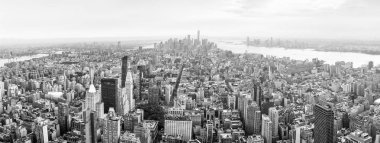 New York, ABD - Eylül 17, 2017: siyah ve beyaz resim, cadde ve Manhattan'ın çatılar. New York ve New Jersey manzarası. Manhattan Empire State Binası görüntülendi