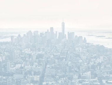 New York, ABD - Eylül 17, 2017: Manhattan caddeleri ve çatı ışık mavi tonalite içinde. New York şehir manzarası. Manhattan Empire State Binası görüntülendi. 