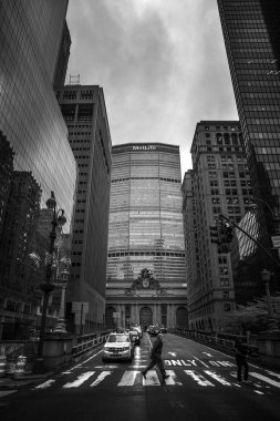 New York, ABD - 04 Mayıs 2016: siyah beyaz görüntü og akşam saat içinde arka planda Bina New York City ve Metlife ofiste Grand Central Terminali. 