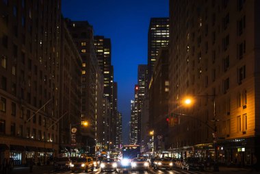 New York, ABD - 03 Mayıs 2016: New York City sokaklarında geceleri. Işıklar ve gölgeler NYC. Işıklar gece Manhattan sokaklarında reklam.