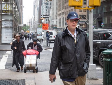 New York, ABD - 03 Mayıs 2016: Madison avenue NYC. Manhattan sokak sahne. Amerikalılar işine acelesi vardır.