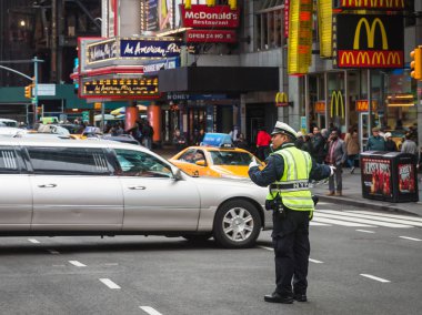 New York, ABD - 03 Mayıs 2016: polis memuru Manhattan sokaklarında görevlerini gerçekleştirme. New York City Polis Departmanı (Nypd) Amerika Birleşik Devletleri'nin en büyük belediye polis kuvvetlerinde olduğunu