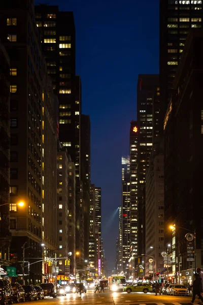 夜のニューヨーク アメリカ合衆国 2016 ニューヨーク市の通り 光と影のニューヨーク 夜のマンハッタンの路上広告のライト — ストック写真