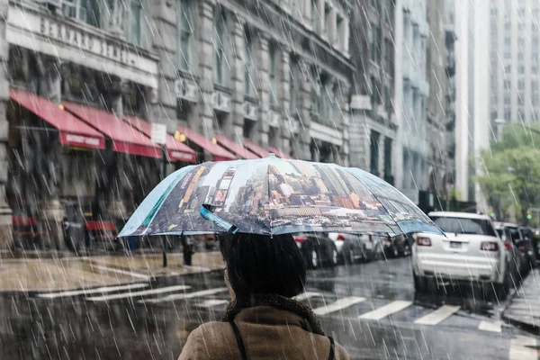 美国纽约 2016 曼哈顿大街一景 一把伞在纽约街上阴天雨天的女人 — 图库照片
