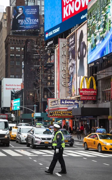 New York Usa Mai 2016 Polizeibeamter Der Seinen Dienst Auf — Stockfoto