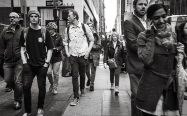 New York, ABD - 03 Mayıs 2016: siyah ve beyaz Manhattan sokak sahne. Yeni Yorklular ve New York City'deki Manhattan sokaklarında yürürken turist.