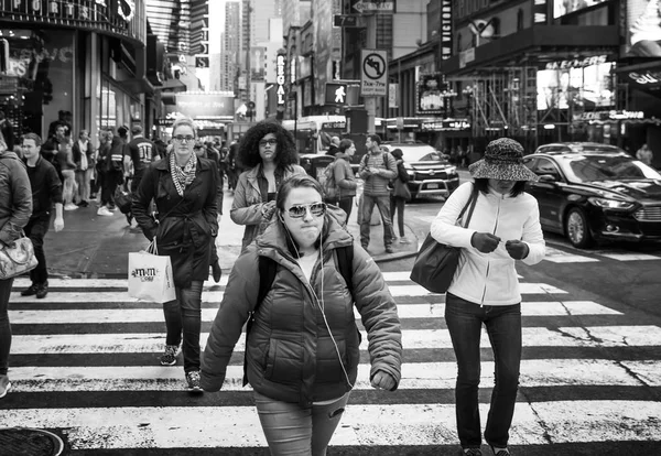 2016年5月3日 曼哈顿街头场景的黑白图像 走在纽约市曼哈顿街头的纽约人和游客 — 图库照片