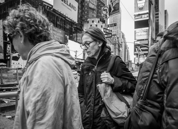 マンハッタンのストリート シーンのニューヨーク アメリカ合衆国 2016 黒と白のイメージ ニューヨークのタイムズ スクエアを歩いて観光客 — ストック写真