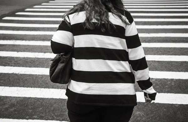 Escena Callejera Blanco Negro Manhattan Mujer Gorda Vestida Con Suéter — Foto de Stock