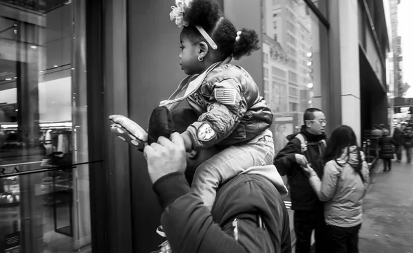 ニューヨークのマディソン アベニューのニューヨーク アメリカ合衆国 2016 黒と白のイメージ マンハッタンの通りの様子 浅黒い肌の少女は 彼女のお父さんの肩の上に座っています — ストック写真