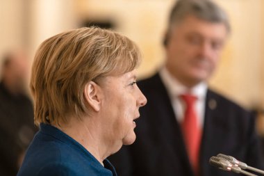 Kiev, Ukrayna - 01 Kasım 2018: Ukrayna Cumhurbaşkanı Petro Poroshenko ve Federal Şansölye, Federal Cumhuriyeti ile Almanya Angela Merkel Kiev bir toplantı sırasında