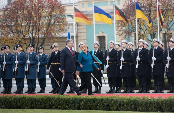 乌克兰基辅 2018年11月1日 乌克兰总统彼得罗 波罗申科和德意志联邦共和国联邦总理安格拉 默克尔在基辅举行会议 — 图库照片