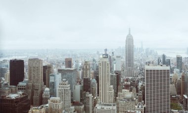 New York, ABD - 03 Mayıs 2016: New York skyline vintage film renkli. Manhattan'ın Empire State Binası ile havadan görünümü. Manhattan Nyc beş semtleri en yoğun nüfuslu olduğunu