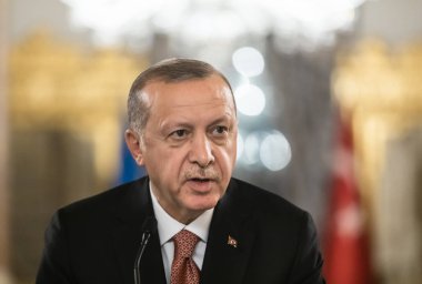 Istanbul, Türkiye - 03 Kasım 2018: Türkiye Cumhurbaşkanı Recep Tayyip Erdoğan görüşmede Cumhurbaşkanı Ukrayna Petro Poroshenko ile
