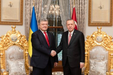 Istanbul, Türkiye - 03 Kasım 2018: Türkiye Cumhurbaşkanı Recep Tayyip Erdoğan görüşmede Cumhurbaşkanı Ukrayna Petro Poroshenko ile